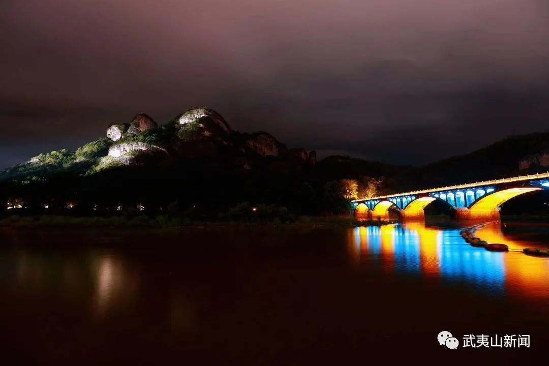  兰汤桥夜景 “七夕”点亮好风景